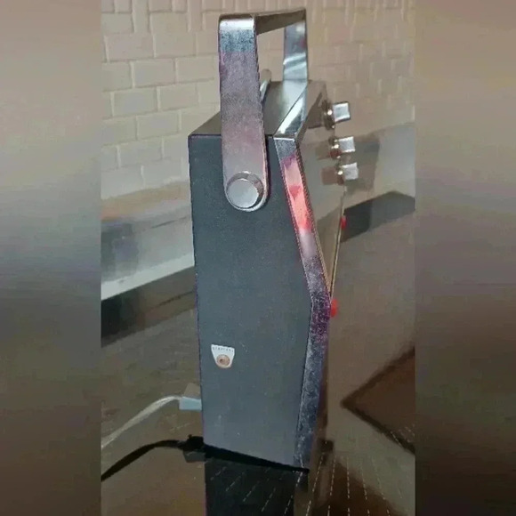 Wards Airline Five Band Radio  GEN-1469A Montgomery Wards Made in Japan**Works!! - Picture 4 of 11